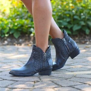 Circle G by Corral Ladies Shortie Black/Grey Cutout Bootie Q0001 SZ 7